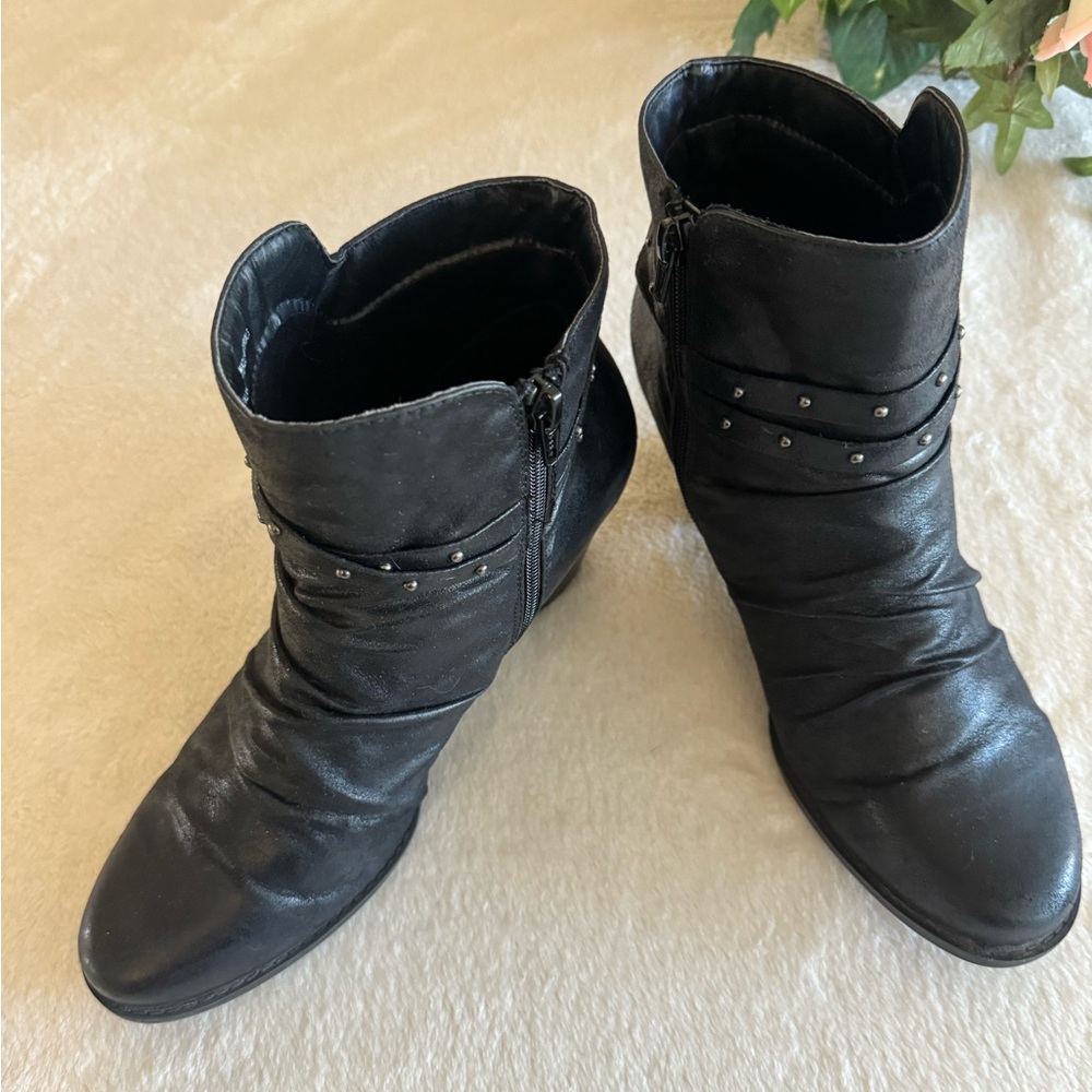 Bear Traps Western Ruched Vegan Boots Black Size 10 with 2 1/2” Heels GUC